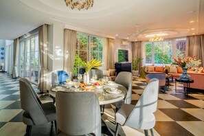Villa Deluxe | Restauranger