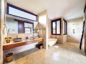 Separate bathtub and shower, deep-soaking bathtub, hair dryer, bathrobes - Casa Brio Bali (Seminyak)