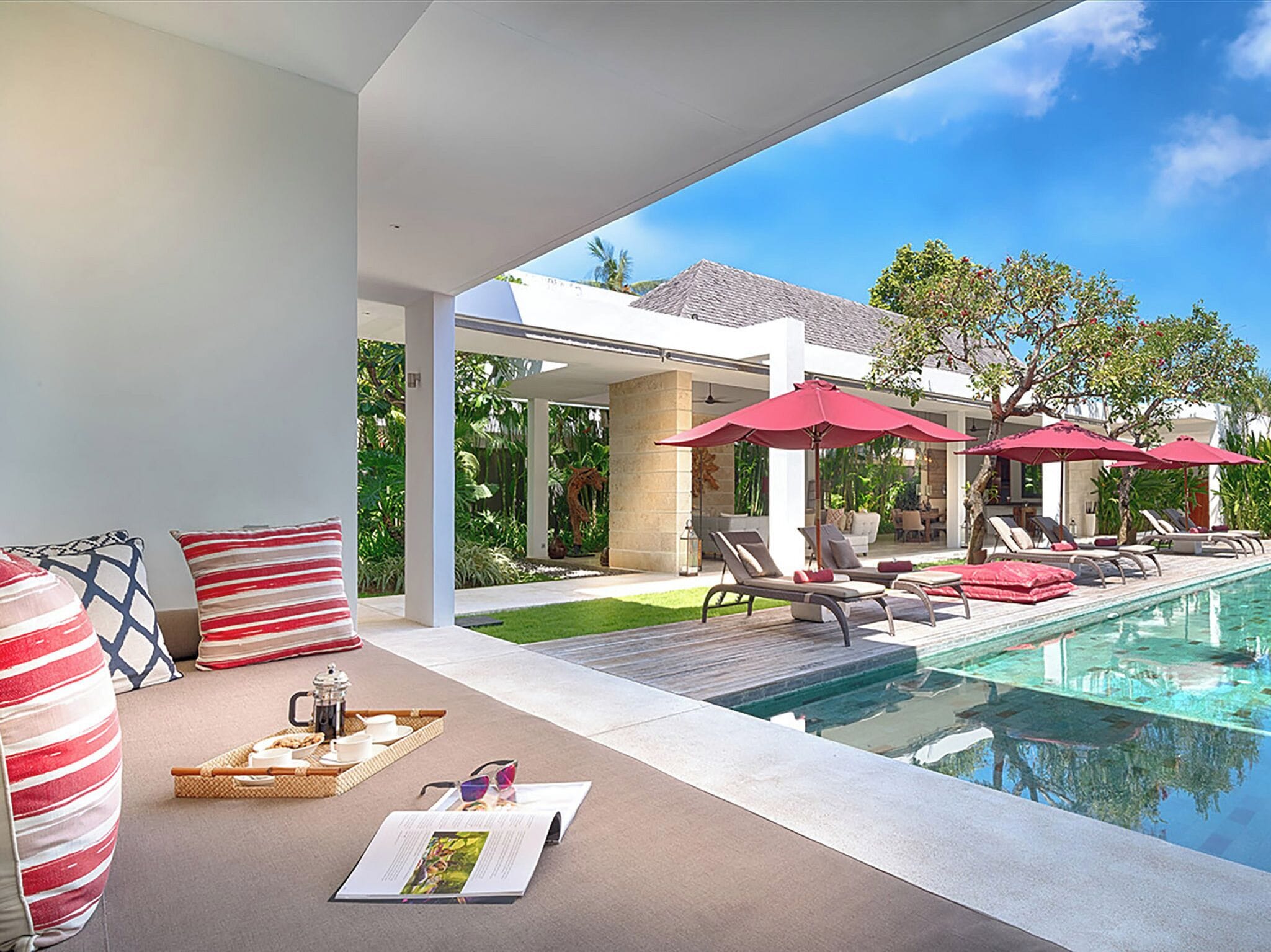 Deluxe-huvila, parveke, näköala uima-altaalle | Uima-allas