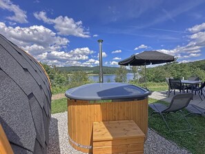 Outdoor dining - Tiny Chalet by the Lake with Sauna & Hot Tub (Neunburg vorm Wald)