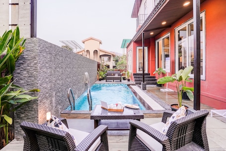 Piscina. ELIVAAS 3 BHK Aamy Villa with Pvt Pool