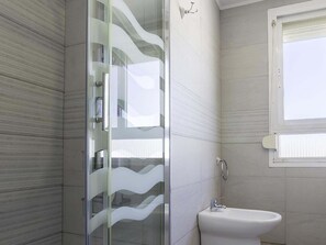 Shower, hair dryer, towels - Sunstay Lima Flat Malaga (Málaga)
