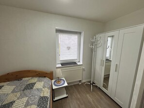 1 habitación, escritorio, tabla de planchar con plancha y wifi gratis 