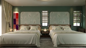 Ein Doppelzimmer mit Kopfteil, Nachttisch und Lampe.