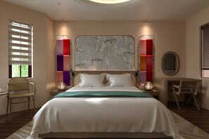 Un dormitorio con cama, mesitas de noche, una silla, un escritorio y un elemento decorativo en la pared.