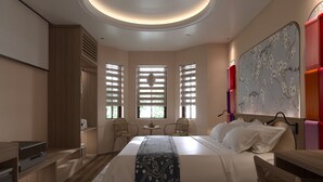 Ein modernes Schlafzimmer mit einem großen Bett, einem kleinen Tisch, zwei Stühlen und einer Wanddekoration.