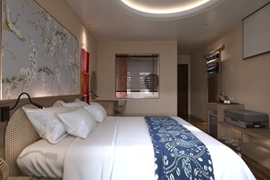 Una habitación de hotel moderna con una cama grande, un televisor de pared, un escritorio pequeño y una ventana con persianas.
