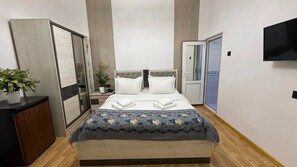 Comfort Tek Büyük Yataklı Oda | Kaliteli yatak takımı, portatif/ilave yatak, ücretsiz kablosuz İnternet 