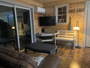 Smart TV - ~Dragonfly Cabin~ 
20 private acres and Mountain View! (Mountainburg)