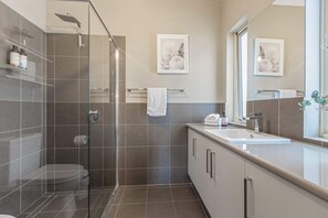 Shower, hair dryer, towels, shampoo - Hillside Retreat near Hahndorf & Mount Barker (Nairne)