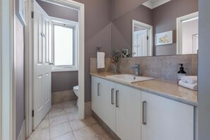 Shower, hair dryer, towels, shampoo - Hillside Retreat near Hahndorf & Mount Barker (Nairne)