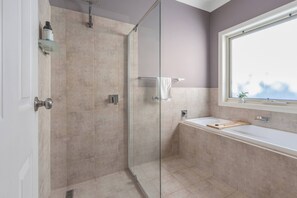 Shower, hair dryer, towels, shampoo - Hillside Retreat near Hahndorf & Mount Barker (Nairne)