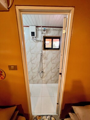 Chambre Standard avec lits jumeaux, salle de bain privée | Salle de bain | Douche, séchoir à cheveux, bidet, serviettes fournies