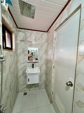 Chambre Standard avec lits jumeaux, salle de bain privée | Salle de bain | Douche, séchoir à cheveux, bidet, serviettes fournies