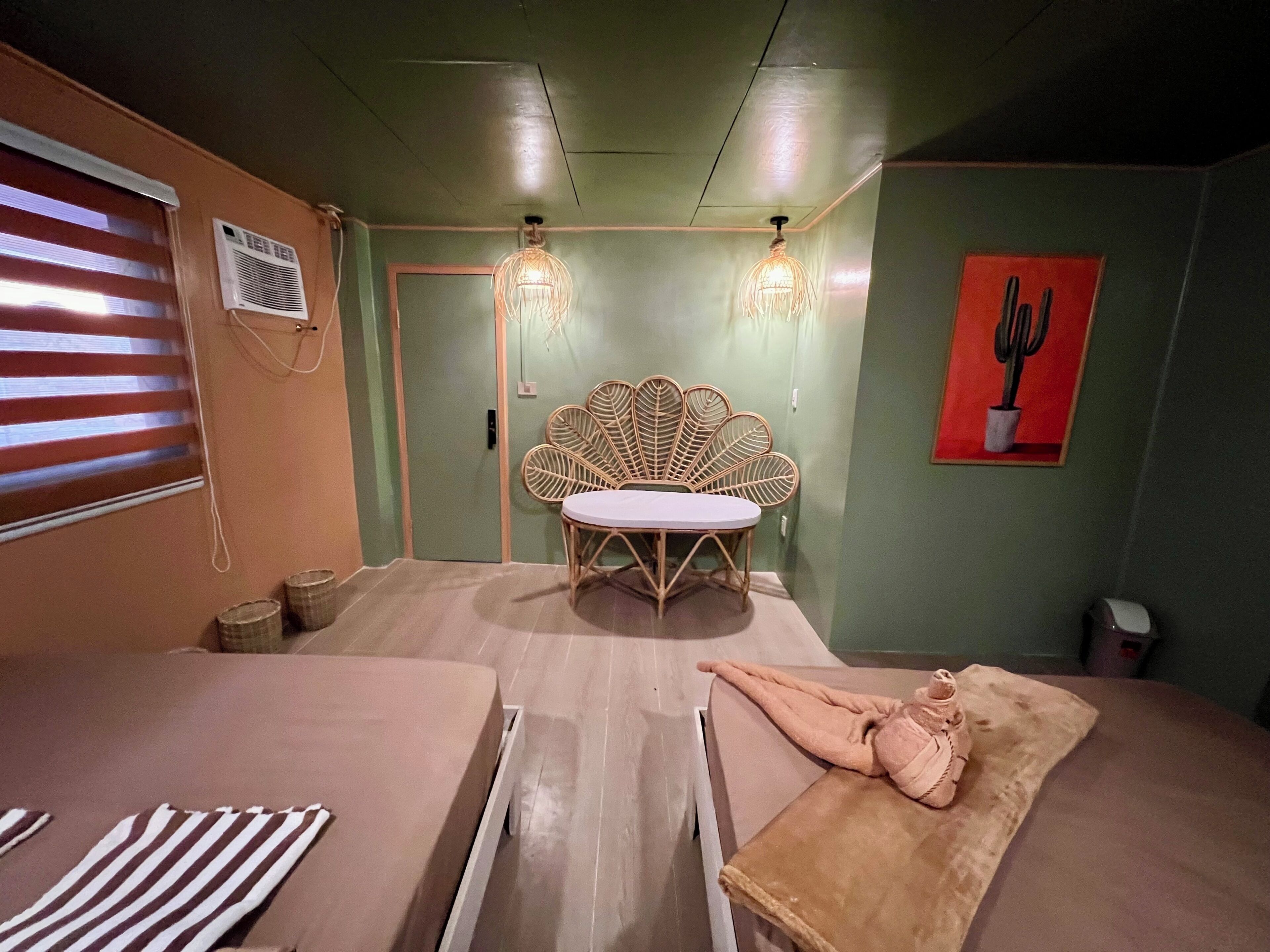 Chambre familiale double, salle de bain privée | Décor unique, ameublement unique, fer et planche à repasser