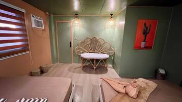 Chambre familiale double, salle de bain privée | Décor unique, ameublement unique, fer et planche à repasser