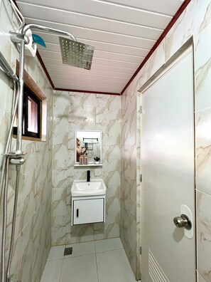 Chambre Standard avec lits jumeaux, salle de bain privée | Salle de bain | Douche, séchoir à cheveux, bidet, serviettes fournies