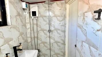 Basic-Doppelzimmer, Gemeinschaftsbad | Badezimmer