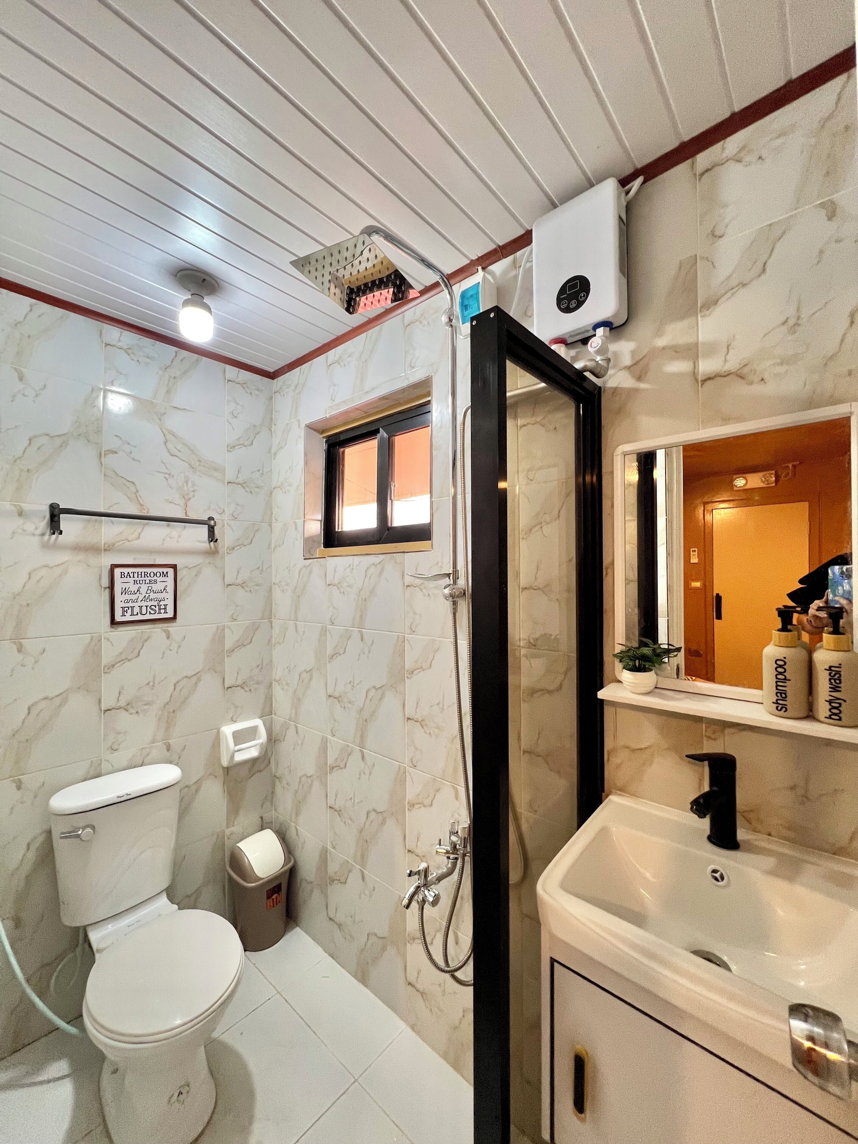 Chambre Standard avec lits jumeaux, salle de bain privée | Salle de bain | Douche, séchoir à cheveux, bidet, serviettes fournies