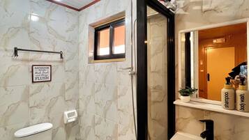 Chambre Standard avec lits jumeaux, salle de bain privée | Salle de bain | Douche, séchoir à cheveux, bidet, serviettes fournies