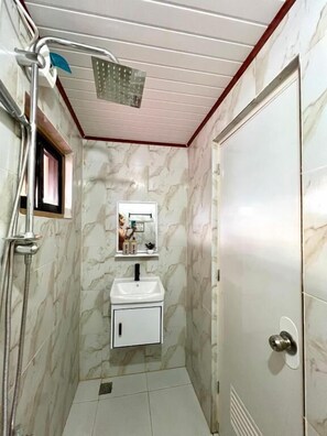 Chambre Standard avec lits jumeaux, salle de bain privée | Salle de bain | Douche, séchoir à cheveux, bidet, serviettes fournies