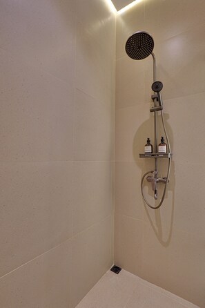 Shower, free toiletries, hair dryer, towels - Loona Suites - Umalas (Kerobokan)