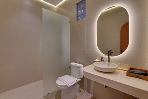 Shower, free toiletries, hair dryer, towels - Loona Suites - Umalas (Kerobokan)