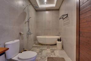 Villa, Pool View | Bathroom | Shower, free toiletries, hair dryer, towels - Loona Suites - Umalas (Kerobokan)