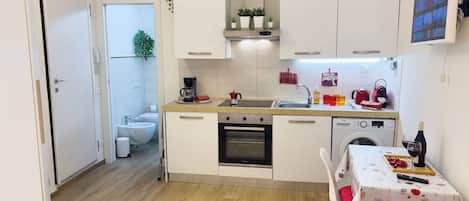 Fridge, oven, stovetop, coffee/tea maker