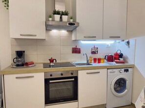 Fridge, oven, stovetop, coffee/tea maker - Studio Piccolo al Verticale - Levanto (Levanto)