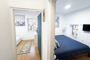 A bedroom with a bed, a TV, and a window. - Casa Nora (Vodnjan)
