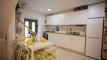 Casa de luna de miel, 2 habitaciones, aire acondicionado (Casa Nora in centre of Vodnjan) | Cocina privada | Lavavajillas
