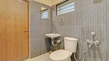 Quarto luxo, 1 cama King, para não fumantes | Banheiro | Chuveiro, shampoo