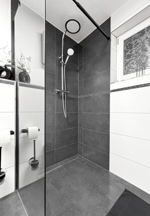 Shower, hair dryer, towels, toilet paper - Ferienhaus Schieferland - Your vacation home between the Moselle and the Nürburgring (Müllenbach)