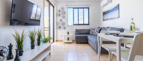 Appartement, 1 lit double, cuisine, vue sur la ville | Aire de séjour