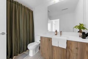 Secadora de cabello, toallas, jabón, papel de baño 