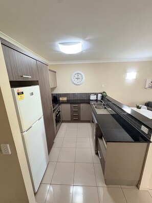 Private kitchen - Resort Style Apartment Close to the City with 9 pools! (Westcourt)