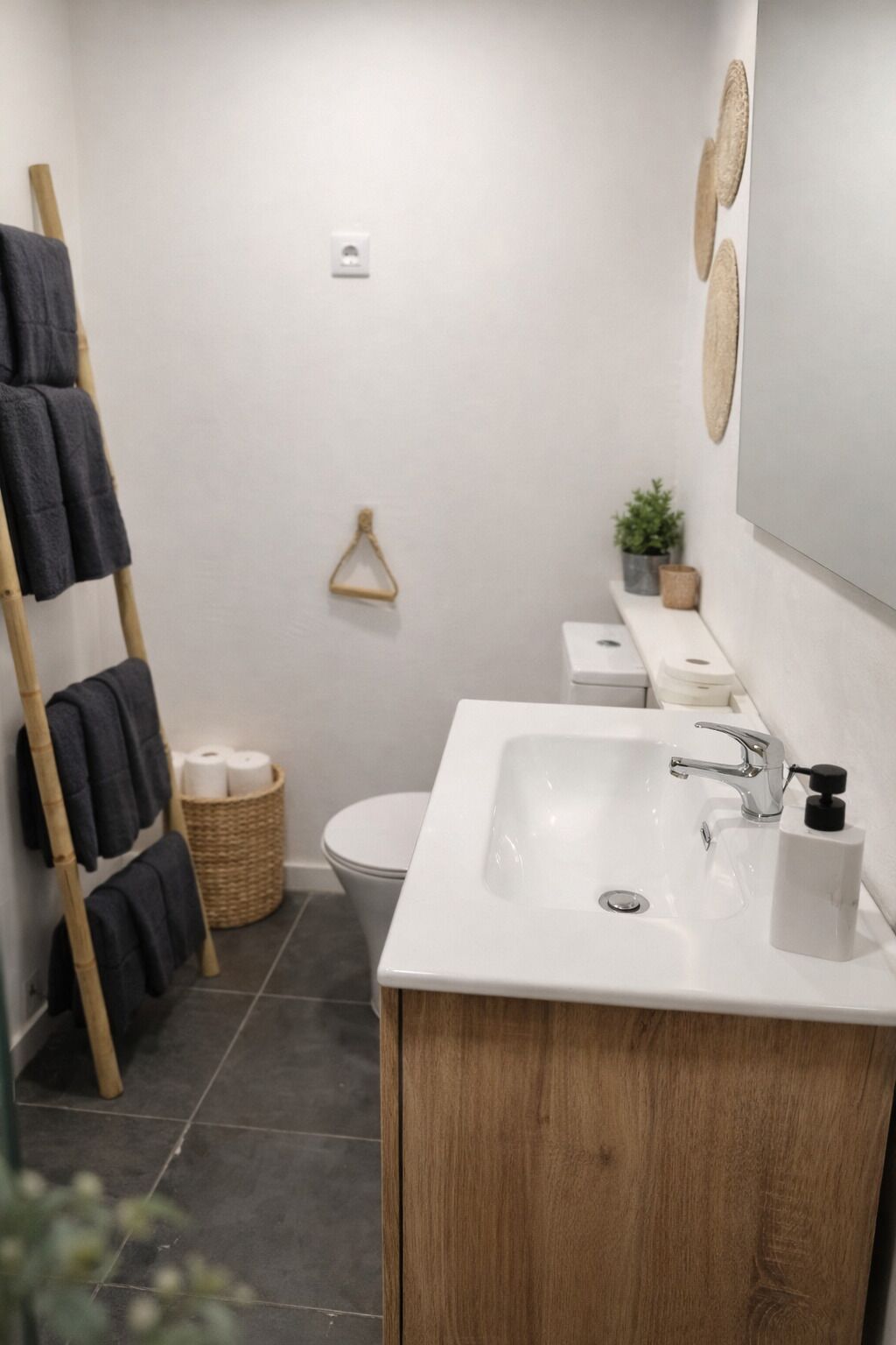 Een douche, een haardroger, handdoeken, zeep
