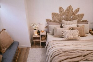 4 bedrooms, WiFi, bed sheets - Charming 4-bedroom house in lovely Melide perfect for families (Melide)