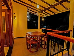 Superior-Villa, Balkon, Bergblick | Speisen im Freien