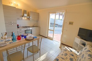 Fridge, stovetop, cookware/dishes/utensils, paper towels - Villa Le Pitte (Capoliveri)