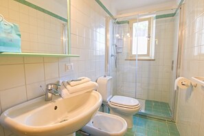 Shower, hair dryer, bidet, towels - Villa Le Pitte (Capoliveri)