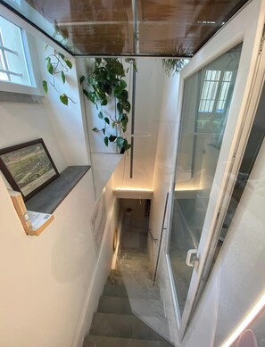 المنشأة من الداخل