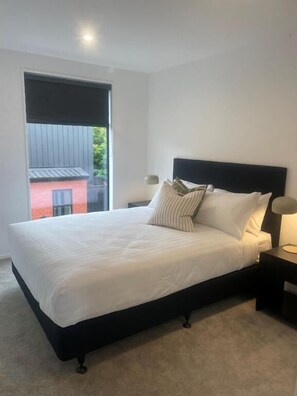 Appartement supérieur, patio, vue sur la cour intérieure | Bureau, espace de travail pour ordinateurs portables