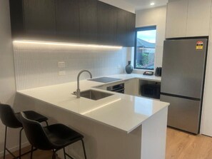 Apartamento superior, patio, vistas al patio | Cocina privada