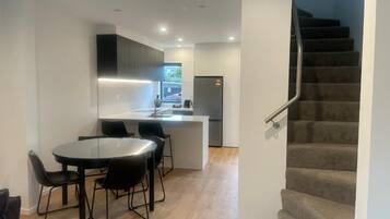 Lägenhet Superior - uteplats - utsikt mot innergården | Interiör