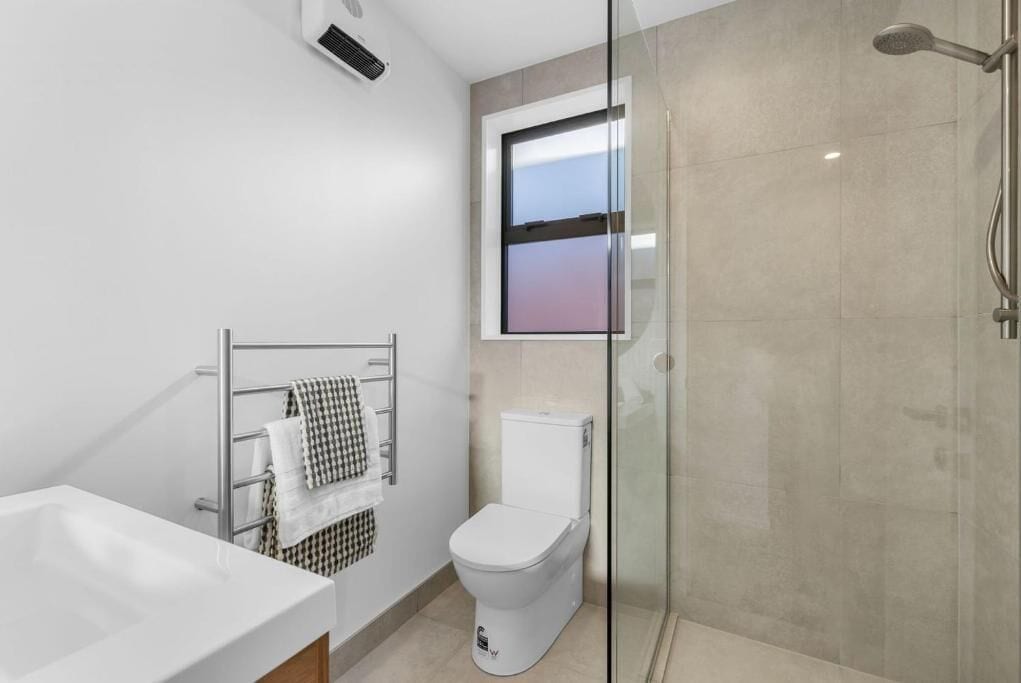 Two Bedroom Apartment | Bathroom | Shower, free toiletries, hair dryer, towels