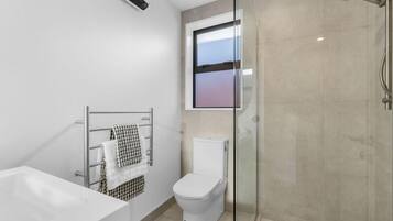 Two Bedroom Apartment | Bathroom | Shower, free toiletries, hair dryer, towels