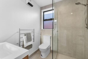 Appartement supérieur, patio, vue sur la cour intérieure | Salle de bain | Douche, articles de toilette (gratuits), séchoir à cheveux