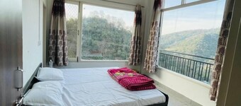 ศานติคุญจ์ โฮมสเตย์ ใกล้กับ น้ำตกมอร์นีฮิลส์